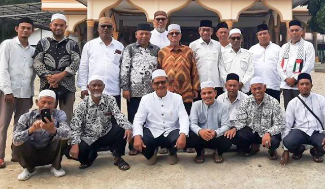 Jamaah Masjid Al-Mabrur Lhokseumawe Ziarah ke Makam Tgk Chik Awe Geutah dan Makam Habib Bugak