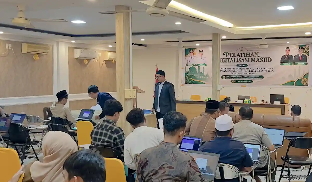 Dinas Syariat Islam (DSI) Kota Lhokseumawe menyelenggarakan kegiatan bertema “Transformasi Masjid Menuju Era Digital: Optimalisasi Dakwah Melalui Website dan Content Writing” bagi pengurus Badan Kesejahteraan Masjid (BKM) dari sejumlah masjid di Kota Lhokseumawe. Kegiatan tersebut berlangsung pada 5–8 Oktober 2026 di Hotel Wisma Kuta Karang Baru. Mendorong Pengurus BKM Memanfaatkan Teknologi Digital Kegiatan ini menjadi bagian dari upaya meningkatkan kemampuan pengurus BKM dalam memanfaatkan teknologi digital dan website sebagai sarana mendukung pelayanan umat serta pengelolaan informasi masjid. Di tengah perkembangan teknologi informasi, website dapat dimanfaatkan masjid tidak hanya sebagai media penyampaian informasi, tetapi juga sebagai sarana publikasi berbagai kegiatan dan layanan kepada jamaah. Pemanfaatan teknologi digital juga dapat membantu pengurus dalam menyampaikan informasi secara lebih terstruktur dan mudah diakses. Materi yang diberikan dalam kegiatan tersebut mencakup sejumlah aspek yang berkaitan dengan digitalisasi pengelolaan masjid, mulai dari digitalisasi administrasi masjid, pengelolaan website, publikasi kegiatan, transparansi informasi, hingga pemanfaatan teknologi untuk meningkatkan pelayanan kepada jamaah. Penguatan Pengelolaan Informasi Masjid Salah satu aspek yang menjadi perhatian dalam transformasi digital masjid adalah kemampuan pengurus dalam mengelola dan menyajikan informasi secara efektif. Website dapat menjadi salah satu media resmi masjid untuk menyampaikan berbagai informasi kepada masyarakat dan jamaah. Melalui pengelolaan website yang baik, informasi mengenai kegiatan masjid dapat dipublikasikan secara lebih sistematis. Hal ini juga dapat mendukung keterbukaan informasi dan memudahkan jamaah memperoleh informasi terkait aktivitas serta layanan yang tersedia. Selain pengelolaan website, kemampuan dalam content writing menjadi bagian penting dalam penyampaian informasi digital. Konten yang informatif, jelas, dan mudah dipahami dapat membantu pesan dakwah maupun informasi kegiatan masjid menjangkau masyarakat secara lebih luas. Digitalisasi untuk Pelayanan Jamaah Pemanfaatan teknologi digital juga diarahkan untuk mendukung pelayanan kepada jamaah. Digitalisasi administrasi dan pengelolaan informasi diharapkan dapat membantu pengurus BKM menjalankan tugas secara lebih tertata serta menyesuaikan pengelolaan masjid dengan kebutuhan masyarakat di era digital. Dengan demikian, transformasi digital tidak hanya berkaitan dengan keberadaan website, tetapi juga mencakup bagaimana teknologi dimanfaatkan dalam mendukung administrasi, komunikasi, publikasi, transparansi, dan pelayanan masjid. Penutup Kegiatan “Transformasi Masjid Menuju Era Digital: Optimalisasi Dakwah Melalui Website dan Content Writing” yang diselenggarakan DSI Kota Lhokseumawe pada 5–8 Oktober 2026 menjadi salah satu upaya untuk memperkuat kapasitas pengurus BKM dalam menghadapi perkembangan teknologi digital. Melalui peningkatan kemampuan pengelolaan website, administrasi, publikasi, dan penyampaian konten, masjid diharapkan semakin mampu memanfaatkan teknologi sebagai sarana pelayanan umat dan penyebaran informasi.